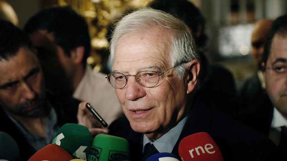 .- El ministro de Asuntos Exteriores, Josep Borrell, hace declaraciones a los medios de comunicación, a su llegada al desayuno informativo del Foro de la Nueva Economía. Foto: EFE