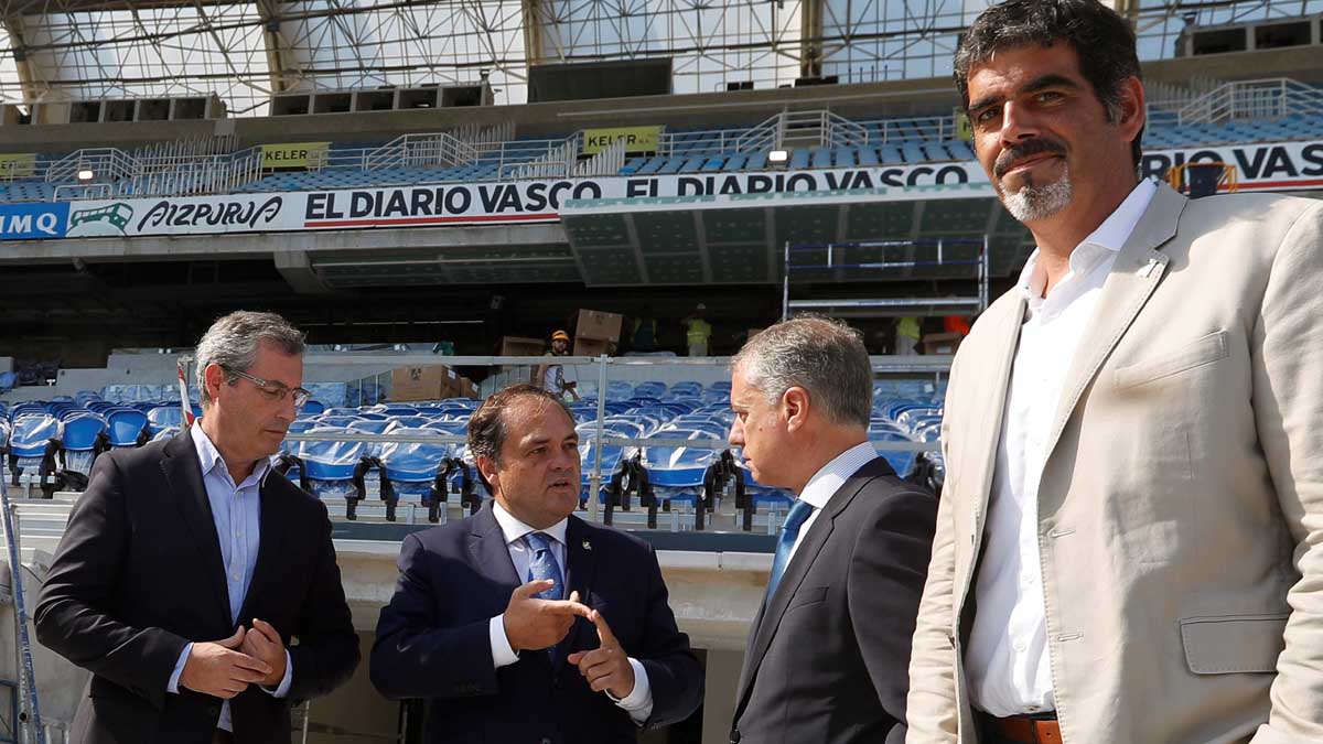 El lehendakari Íñigo Urkullu charla con el presidente de la Real Sociedad, Jokin Aperribay. Foto: EFE