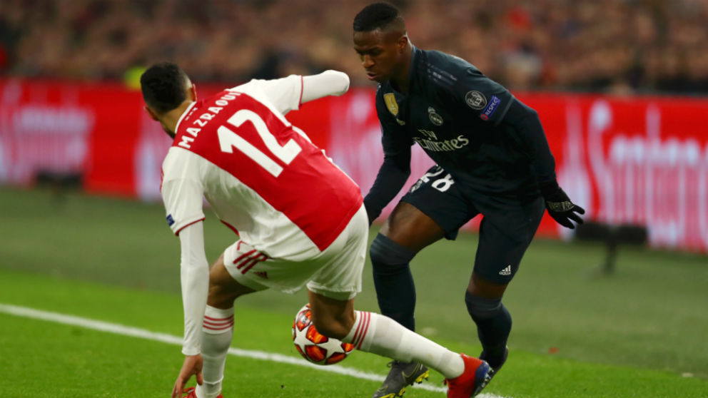Vinicius intenta zafarse de Mazraoui en el partido contra el Ajax. (Getty)
