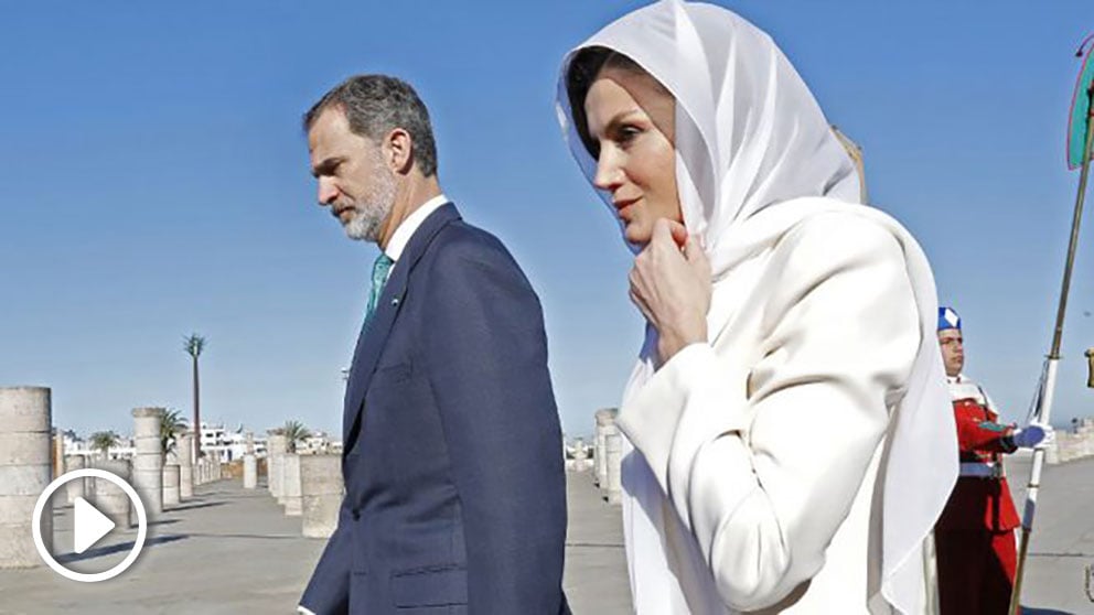 El rey Felipe VI y la REina Letizia a su llegada a Marruecos para su primer viaje de Estado al país africano. Foto: AFP