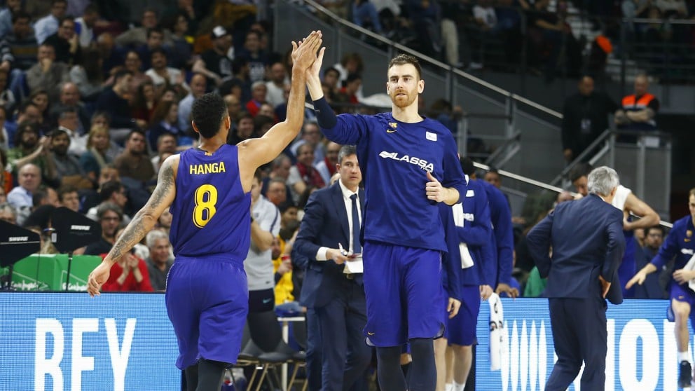 Hanga y Claver celebran una canasta del húngaro. (ACB)