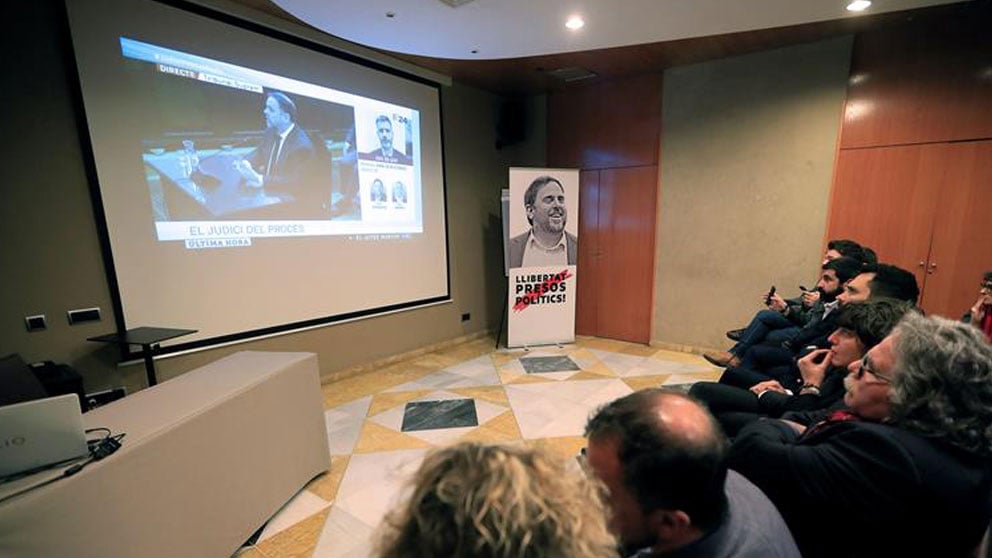 El portavoz de ERC en el Congreso, Joan Tardà (3d); la consejera de Agricultura, Teresa Jordà (4d); el presidente del Parlament, Roger Torrent (5d); el vicepresidente del Govern, Pere Aragonès (6d), el portavoz adjunto de ERC en el Congreso, Gabriel Rufián (8d), entre otras autoridades, siguen en el Hotel Catalonia de Madrid la declaración de Oriol Junqueras. Foto: EFE