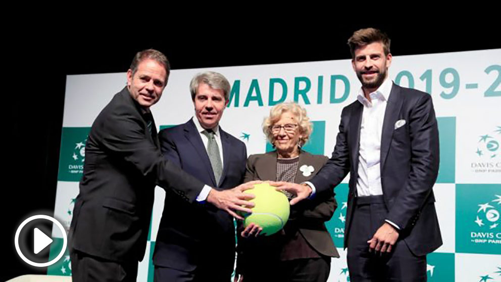 Piqué, junto a Carmena, Garrido y el presidente de la ITF. (EFE)