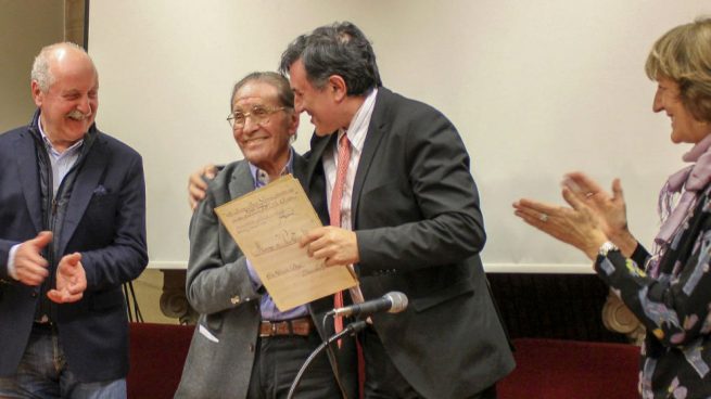 El autor del «Himno a Cantabria» regala la partitura original al Gobierno regional
