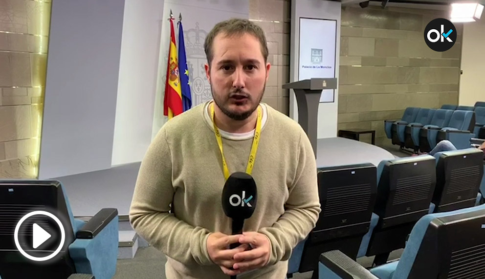 El periodista de OKDIARIO Joan Guirado en la sala de prensa de Moncloa