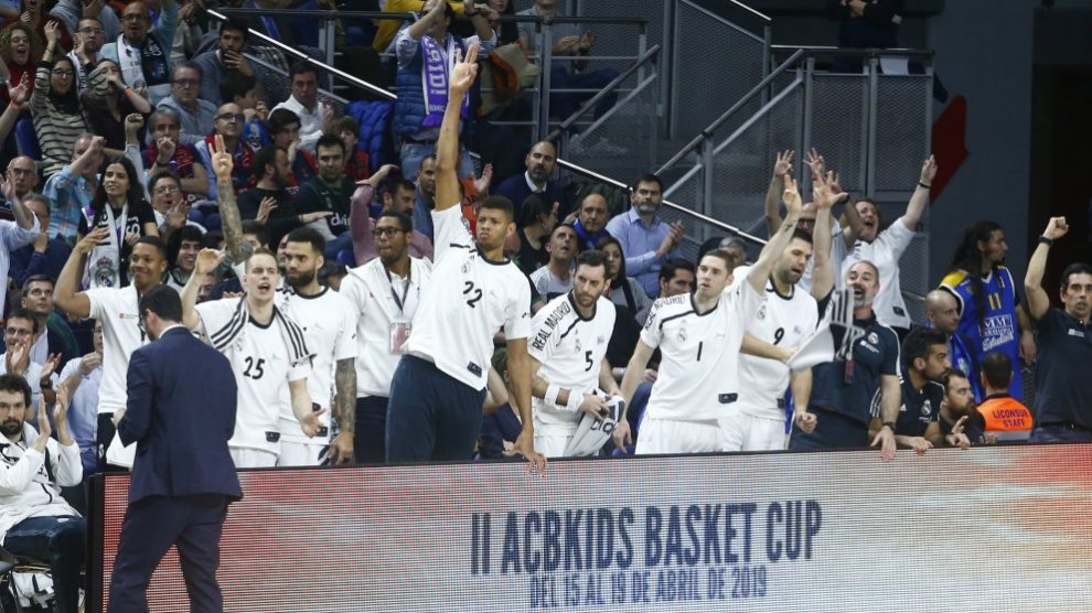 Los jugadores del Real Madid celebran una canasta. (ACB)