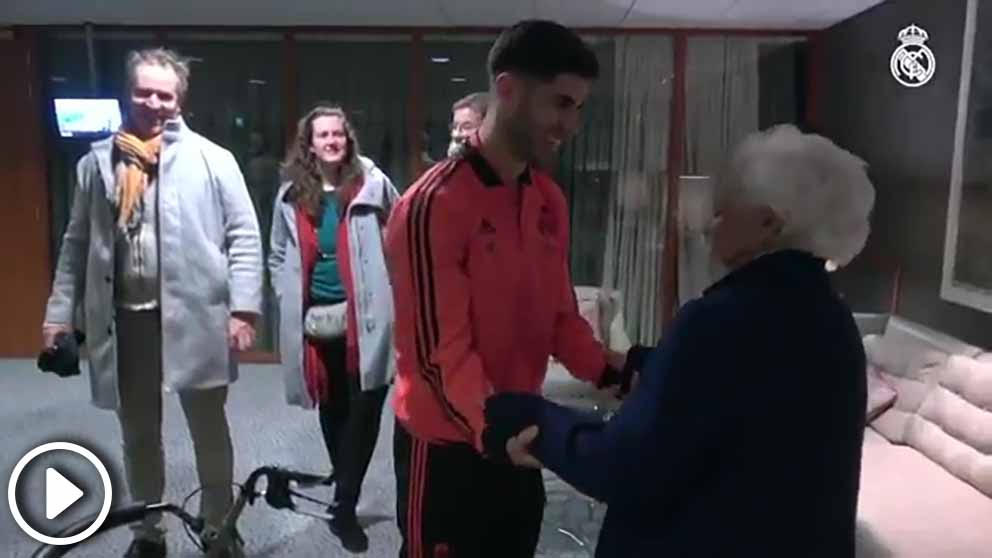 Marco Asensio vivió un momento muy especial con su abuela el pasado miércoles en el Johan Cruyff Arena