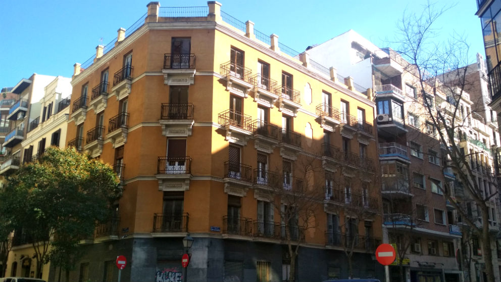 El inmueble se encuentra en el número 15 de la calle Lope de Rueda, junto a la calle Alcalá y a tan sólo dos minutos del parque del Retiro.