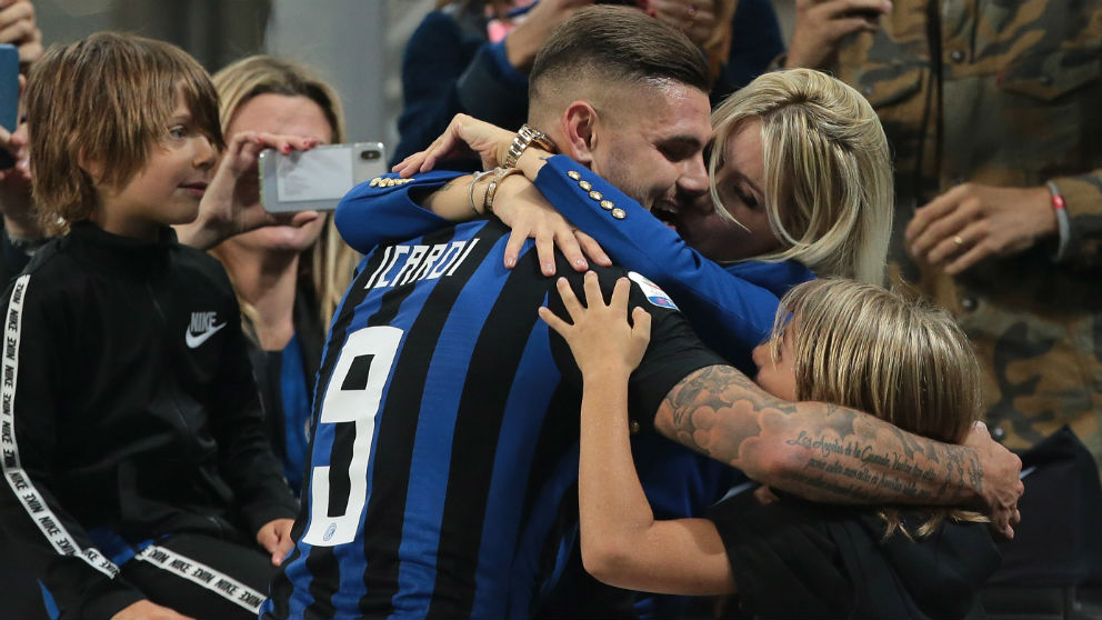 Mauro Icardi y Wanda Nara se saludan tras un partido del Inter. (Getty)