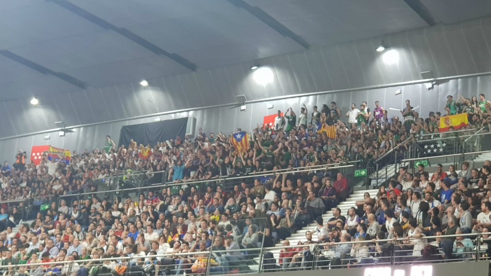 Los aficionados de Joventut sacaron una estelada en medio de la semifinal.