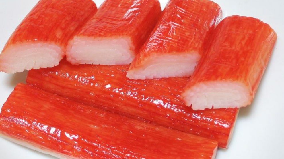 Para elaborarlo se suele picar la carne de mezcla de pescado.