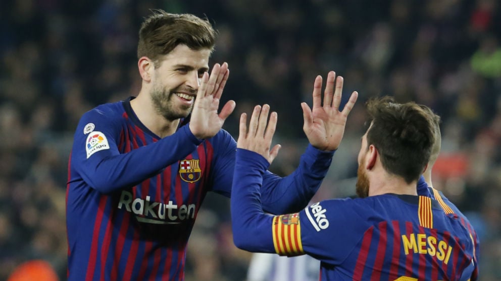 Piqué celebra con Messi un gol (AFP)