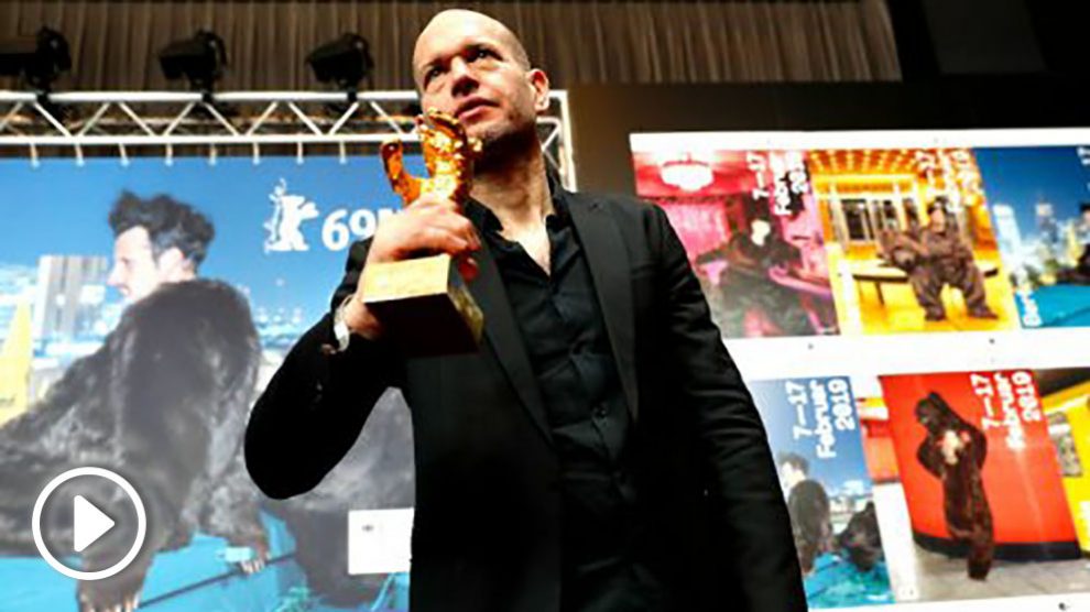 Nadav Lapid posa con el Oso de Oro de la Berlinale (Foto: AFP).