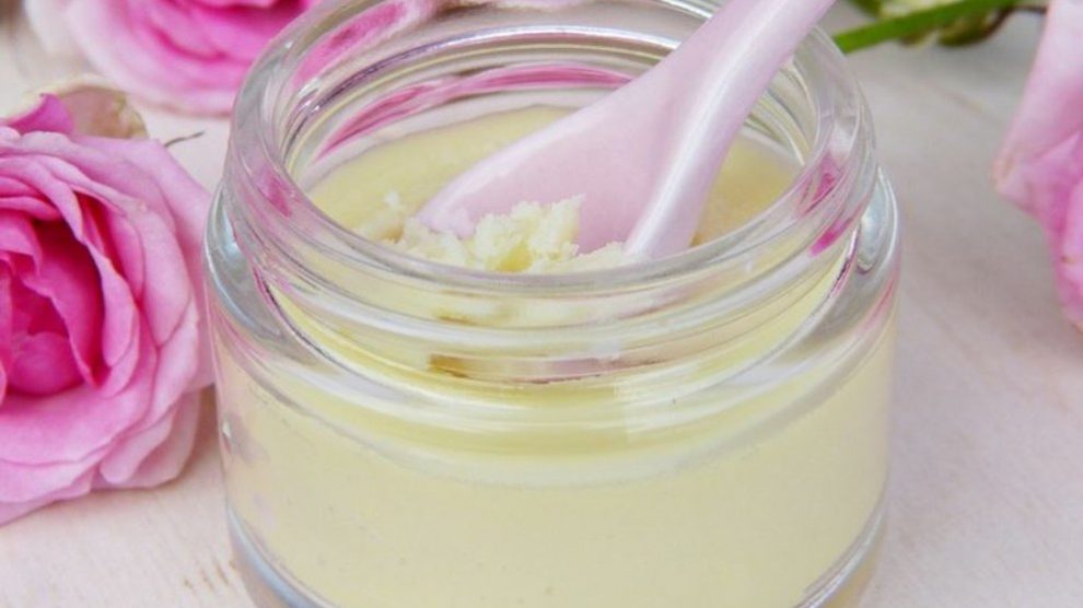 Sus usos se extienden a la cosmética porque aporta importantes nutrientes para nuestra piel y pelo.
