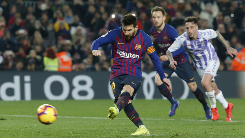 Messi, tirando su penalti ante el Valladolid (AFP)