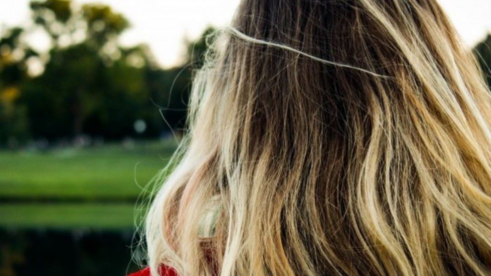 El aceite de jojoba ofrece diversidad de beneficios para piel y pelo.