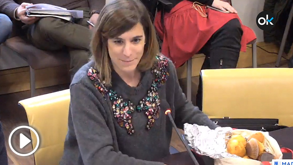 La oposición en el Ayuntamiento de Madrid se ha presentado en la comisión de Cultura este lunes con sus propias magdalenas ante Manuela Carmena.