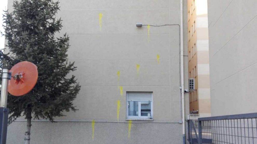 Manchas de pintura amarilla lanzada por los CDR contra la casa cuartel de la Guardia Civil de Vic