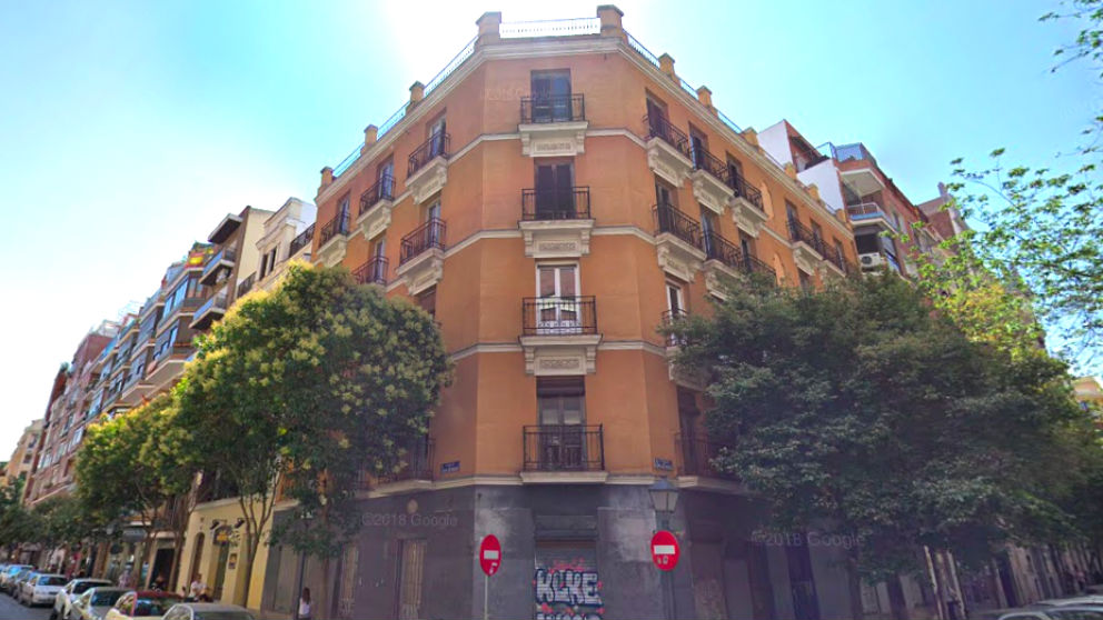 El inmueble se encuentra situado en la confluencia de las calles Lope de Rueda y Duque de Sesto, en Madrid.