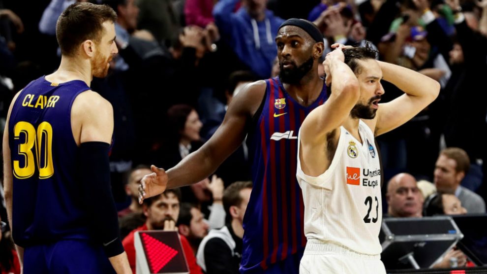 Sergio Llull se lleva las manos a la cabeza tras el escándalo arbitral que perjudicó al Real Madrid. (EFE)