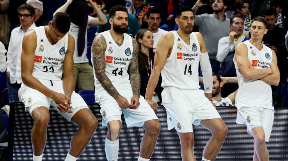 Los jugadores Del Real Madrid de baloncesto, cabizbajos. (EFE)