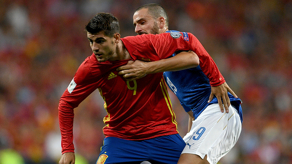Álvaro Morata y Leonardo Bonucci lucha un balón en el pasado Mundial de Rusia. (Getty)