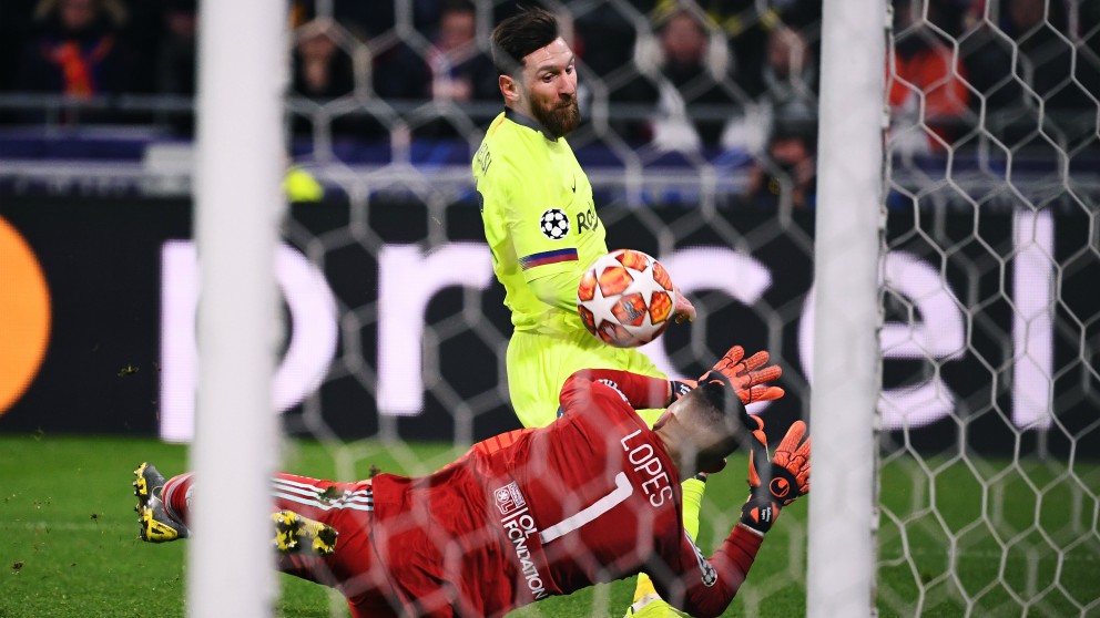 Messi dispara ante Lopes. (AFP)