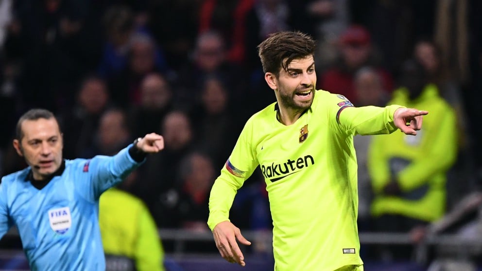 Piqué protesta una acción en el partido. (AFP)