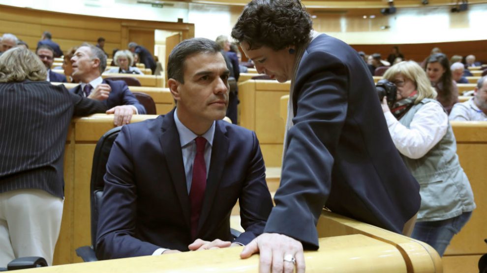 El presidente del Gobierno en funciones, Pedro Sánchez (i), conversa con la ministra de Trabajo, Magdalena Valerio (d).