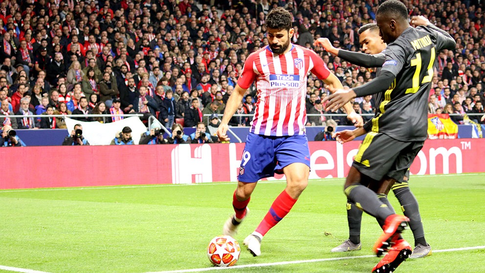 Diego Costa dispara a puerta en el Atlético-Juve. (Foto: Enrique Falcón)