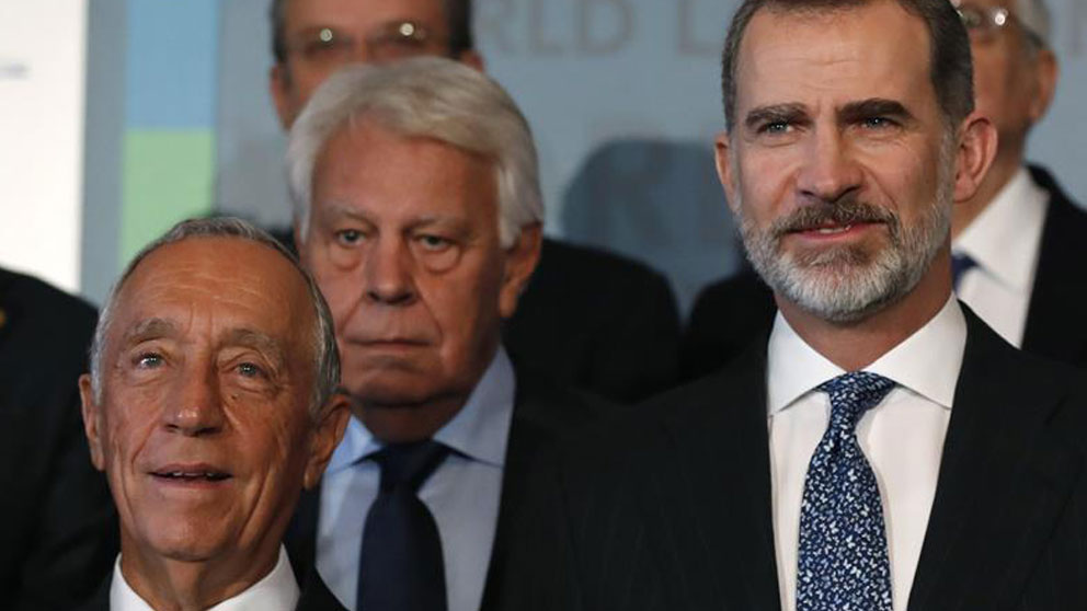El Rey Felipe VI, el presidente de Portugal Marcelo Rebelo de Sousa (i), y el expresidente del gobierno Felipe González (c), durante la fotografía de familia en el Congreso Mundial de Derecho que se celebra en Madrid. Foto: EFE
