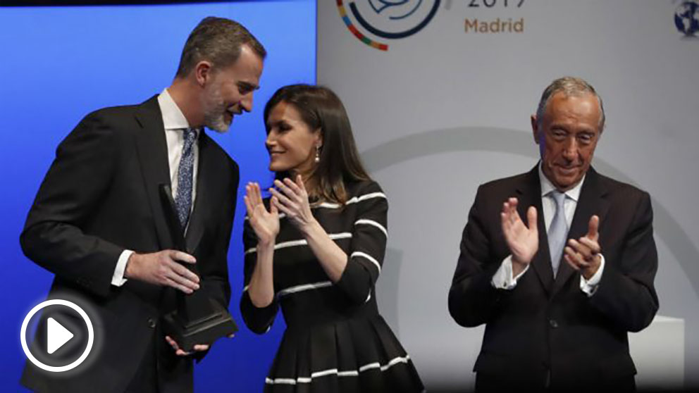 El rey Felipe VI conversa con doña Letizia