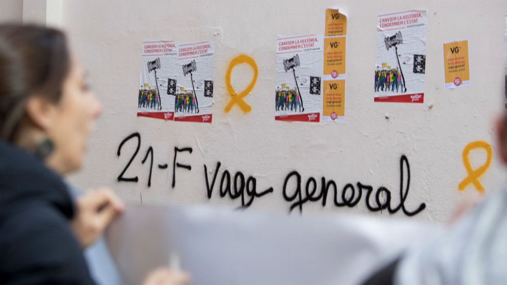 Un grupo de personas se manifiesta en Barcelona durante la huelga general de Cataluña convocada este jueves (Foto: Efe/Marta Pérez)