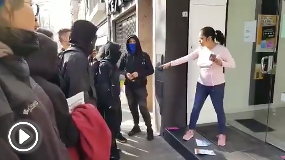 Este jueves una mujer de origen inmigrante se ha convertido en un icono de la resistencia contra la violencia separatista