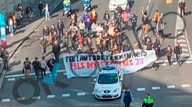 Menos de 50 manifestantes cortan el tráfico en el centro de Barcelona.