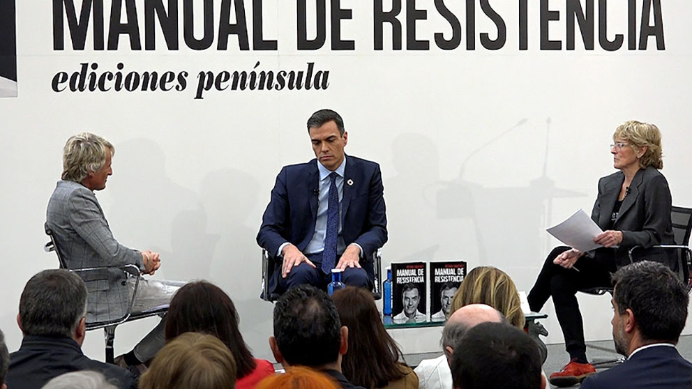 Pedro Sánchez conversa con Mercedes Milá y con Jesús Calleja sobre su libro. (Foto: E. Falcón)