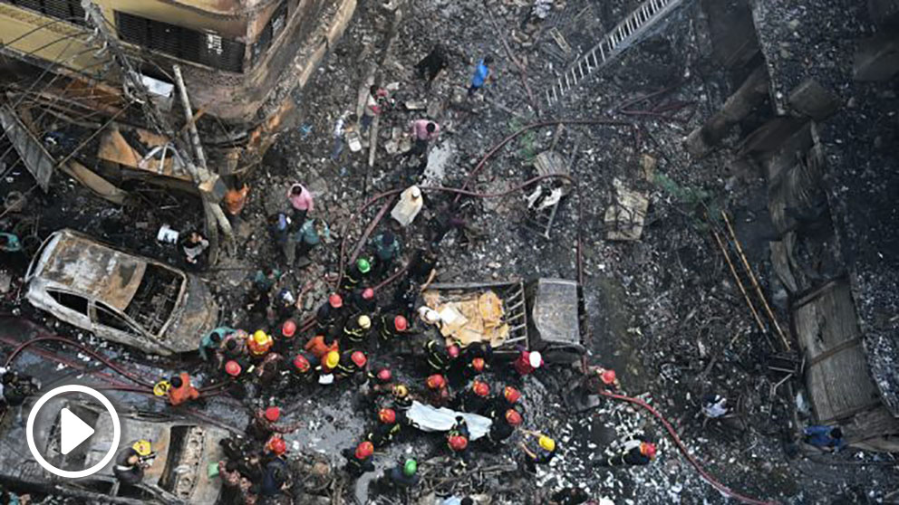 El personal de rescate actuando tras el incendio en Daca. Foto: AFP