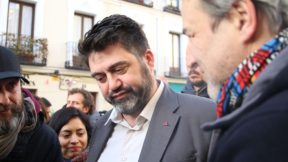 Sánchez Mato habla con Alberto San Juan, en la concentración contra los desahucios en Argumosa. (Foto: E. Falcón)