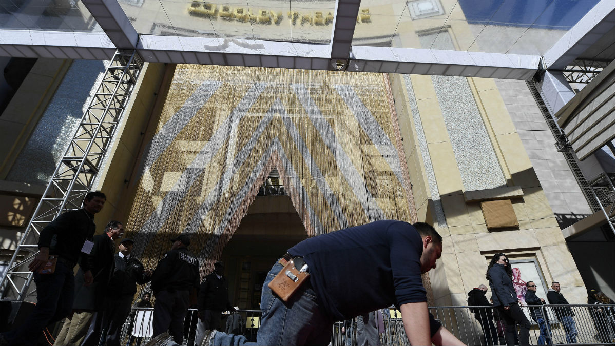 Un operario da los últimos retoques a la alfombra roja del teatro Dolby, en Los Ángeles, donde el domingo se entregan los Oscar.