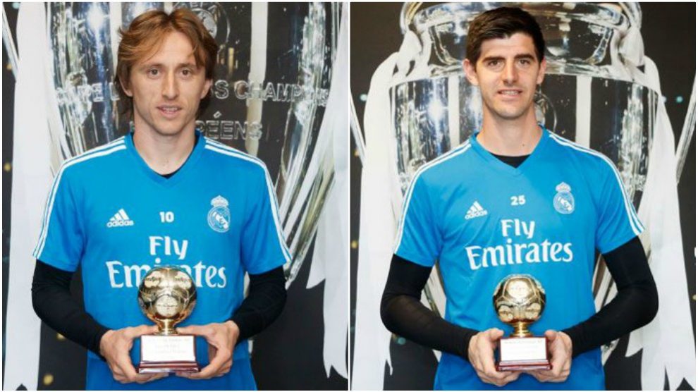 Modric y Courtois posan con los premios que coronan su 2018.