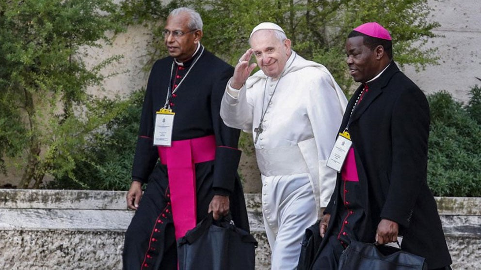 El Papa Francisco llega a la cumbre antipederastia que se celebra en el Vaticano acompañado de dos cardenales. Foto: AFP