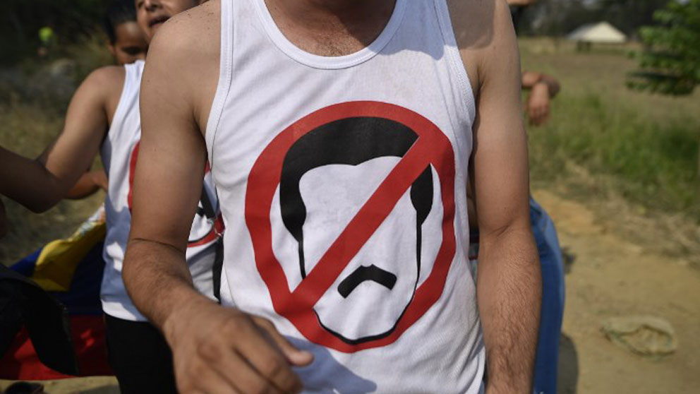 Un venezolano luce una camiseta contra el régimen de Nicolás Maduro en una de las fronteras de Venezuela. Foto: AFP