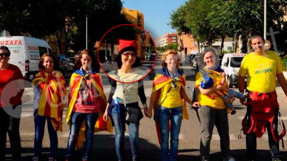 La diputada de Ciudadanos Lorena Roldán (en el centro, con una barretina roja), en la Diada independentista de 2013 (Foto cedida por: Tarragona Digital).