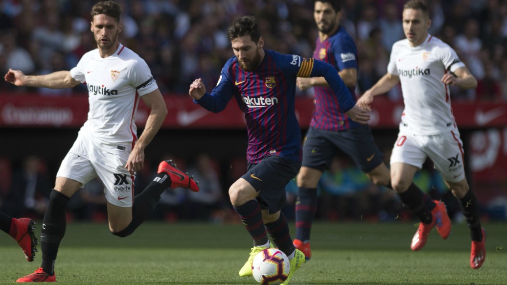 Messi encara a la defensa del Sevilla. (AFP)