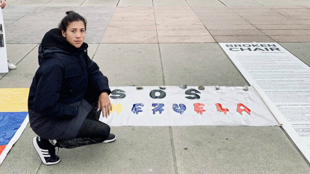 Muguruza posa con un cartel en apoyo a Venezuela. (Twitter)