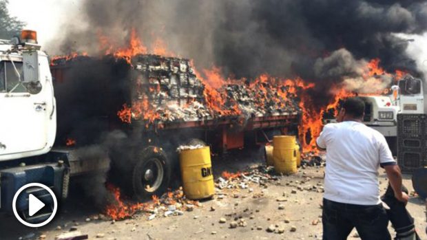 Los soldados han quemado dos de los camiones que acababan de cruzar la frontera, para evitar que la población acceda a la ayuda humanitaria.