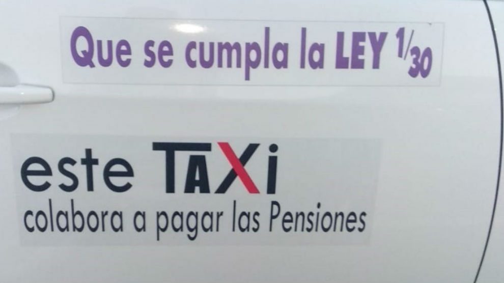 Vinilos reivindicativos en los taxis.