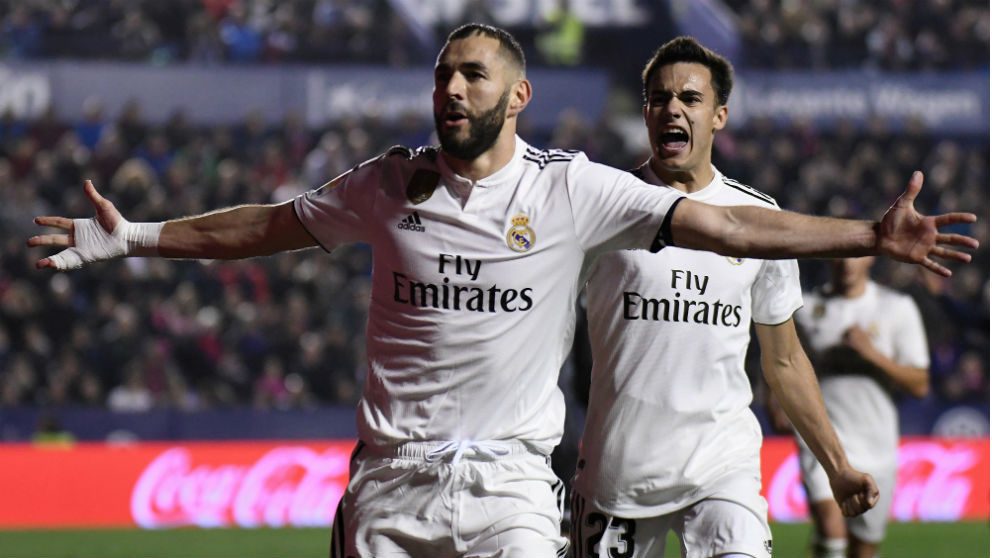 Benzema celebra un gol con Reguilon. (AFP)