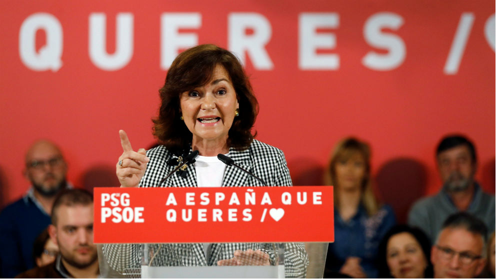 La vicepresidenta del Gobierno, Carmen Calvo, durante su intervención en un acto del PSOE este domingo en Lugo. (Foto: EFE)