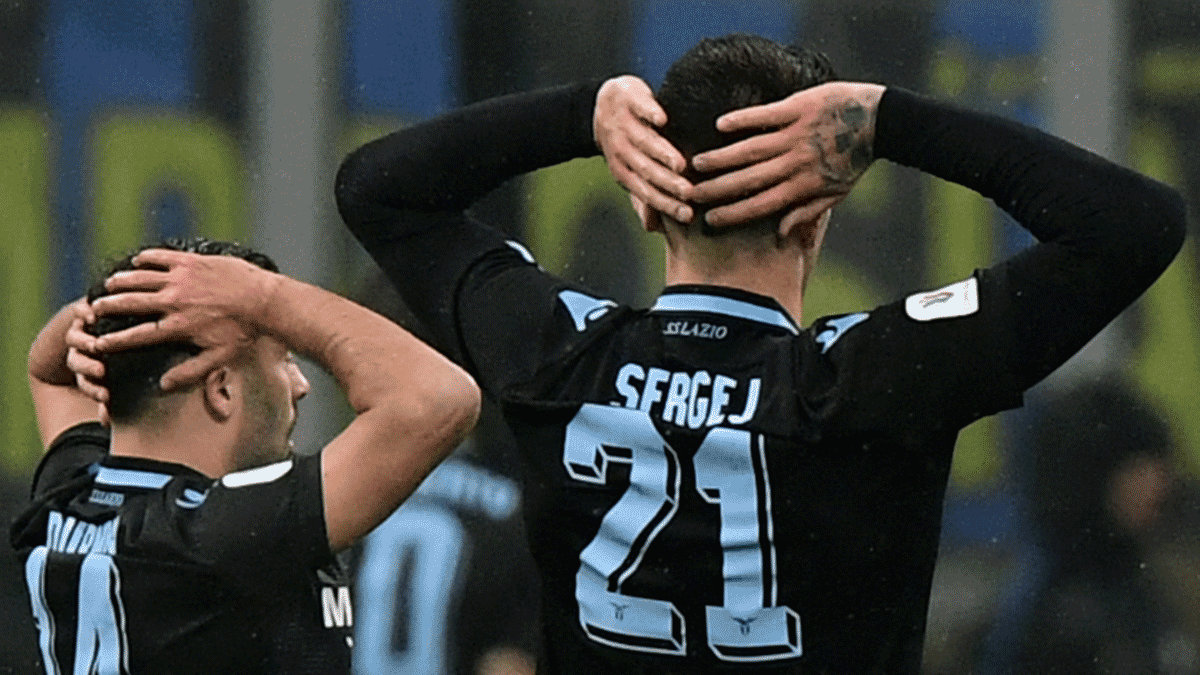 Los-jugadores-de-la-Lazio-se-lamentan-tras-una-ocasión-de-gol-perdida-(AFP)